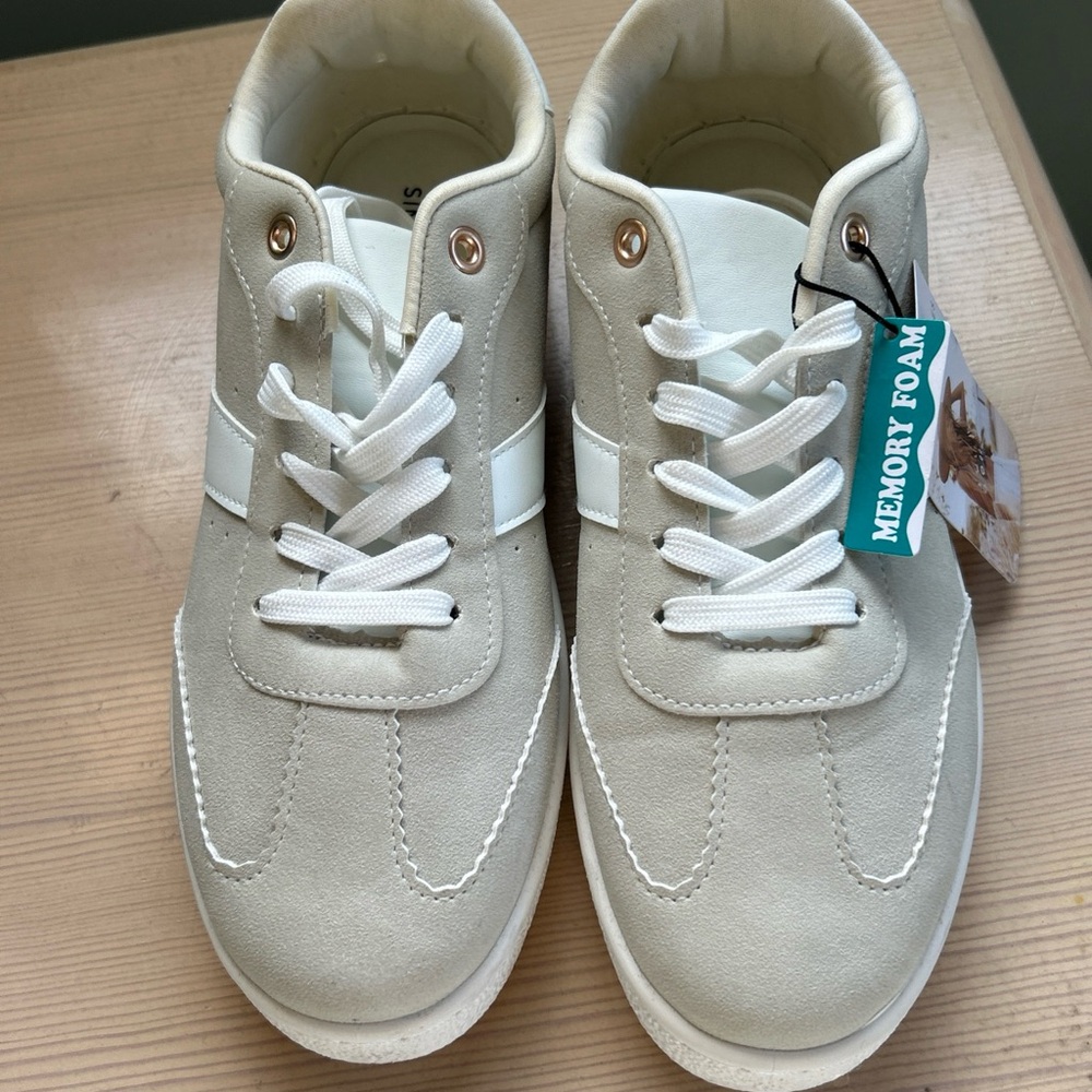 NWT Sincerely Jules Comfort Women's Memory Foam Sneakers Beige Size 7.5